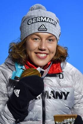 Themen der Woche - SPORT Laura DAHLMEIER (GER) mit Medaille,Goldmedaille,Olympiasiegerin, 1. Platz, Goldmedaillengewinnerin, Gold, Goldmedaille, Olympiasiegerin, Siegerehrung, Medals Victory Ceremony, Olympic Medals Plaza,am 11.02.2018, Biathlon, Women s 7,5 km Sprint, Sprint der Frauen. Olympische Winterspiele 2018, vom 09.02. - 25.02.2018 in PyeongChang Suedkorea. *** Laura DAHLMEIER GER Medal Gold Medal Olympic champion 1 square gold medallist gold gold medal Olympic champion winners medals victory ceremony Olympic medals Plaza on 11 02 2018 biathlon women s 7 5 km Sprint Sprint of women at the Winter Olympics 2018 from 09 02 25 02 2018 in PyeongChang of South Korea