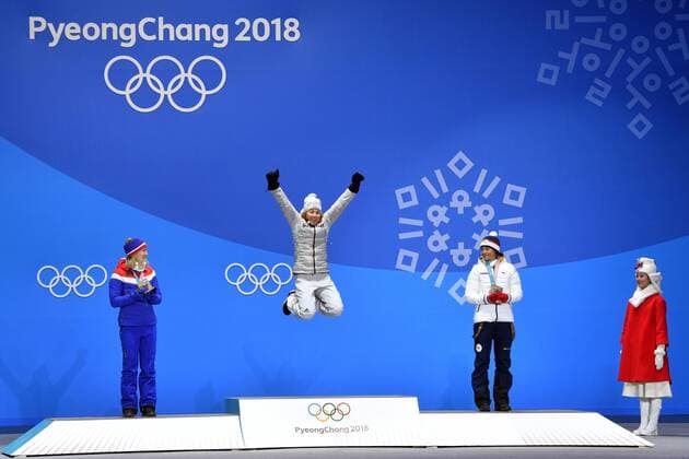 Laura DAHLMEIER (GER), Olympiasiegerin, 1. Platz, Goldmedaillengewinnerin, Gold, Goldmedaille, Olympiasiegerin, Jubel, Freude, Begeisterung, Jubelsprung, re: Veronika VITKOVA (CZE), 3. Platz, Bronze, Bronzemedaille, Bronzemedaillengewinnerin, li: Marte OLSBU (NOR), 2. Platz, Silber, Silbermedaille, Silbermedaillengewinnerin, Siegerehrung, Medals Victory Ceremony, Olympic Medals Plaza, am 11.02.2018, Biathlon, Women s 7,5 km Sprint, Sprint der Frauen. Olympische Winterspiele 2018, vom 09.02. - 25.02.2018 in PyeongChang Suedkorea.