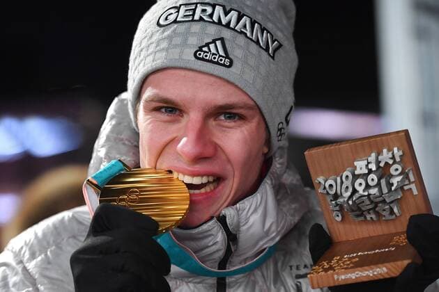 Themen der Woche - SPORT Bilder des Tages - SPORT Andreas WELLINGER (GER) beisst in seine Goldmedaille,Olympiasieger,Medaille. 1. Platz, Goldmedaillengewinner, Gold, Goldmedaille, Olympiasieger, Olympic Medals Plaza,am 11.02.2018, Ski jumping Skispringen Ski nordisch Normal Hill Men,Skispringen,Normalschanze, Olympische Winterspiele 2018, vom 09.02. - 25.02.2018 in PyeongChang Suedkorea. *** Andreas Walker GER bites his gold medal Olympic medal 1 square gold medalist gold gold medal Olympic champion Olympic medals Plaza on 11 02 2018 ski jumping normal Hill men ski jumping normal Hill at the Winter Olympics 2018 from 09 02 25 02 2018 in PyeongChang of South Korea