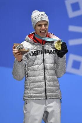 Andreas WELLINGER (GER), 1. Platz, Goldmedaillengewinner, Gold, Goldmedaille, Olympiasieger, Jubel, jubelt, Freude, Begeisterung, Emotion, jubeln, cheers, mit Medaille, Siegerehrung, Medals Victory Ceremony, Olympic Medals Plaza, am 11.02.2018, Ski jumping Skispringen Ski nordisch Normal Hill Men, Skispringen, Normalschanze, Olympische Winterspiele 2018, vom 09.02. - 25.02.2018 in PyeongChang Suedkorea. Â