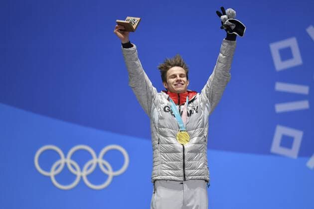 Andreas WELLINGER (GER), 1. Platz, Goldmedaillengewinner, Gold, Goldmedaille, Olympiasieger, Jubel, jubelt, Freude, Begeisterung, Emotion, jubeln, cheers, mit Medaille, Siegerehrung, Medals Victory Ceremony, Olympic Medals Plaza, am 11.02.2018, Ski jumping Skispringen Ski nordisch Normal Hill Men, Skispringen, Normalschanze, Olympische Winterspiele 2018, vom 09.02. - 25.02.2018 in PyeongChang Suedkorea. Â
