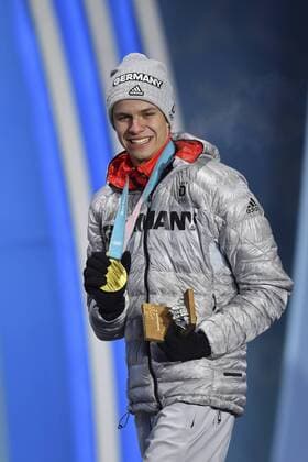Andreas WELLINGER (GER), 1. Platz, Goldmedaillengewinner, Gold, Goldmedaille, Olympiasieger, mit Medaille, Siegerehrung, Medals Victory Ceremony, Olympic Medals Plaza, am 11.02.2018, Ski jumping Skispringen Ski nordisch Normal Hill Men, Skispringen, Normalschanze, Olympische Winterspiele 2018, vom 09.02. - 25.02.2018 in PyeongChang Suedkorea. Â