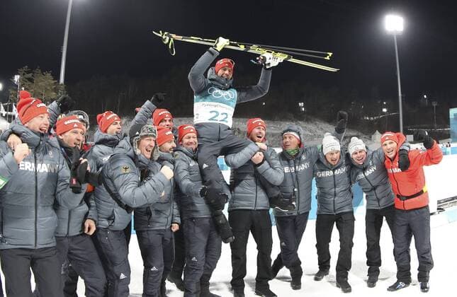Themen der Woche - SPORT (180211) -- PYEONGCHANG, Feb. 11, 2018 -- Champion Arnd Peiffer(top) from Germany celebrates after men s 10km sprint event of biathlon at 2018 PyeongChang Winter Olympic Games Olympische Spiele Olympia OS at Alpensia Biathlon Centre, PyeongChang, South Korea, Feb. 11, 2018. Peiffer titled champion in a time of 23:38.8. ) (SP)OLY-SOUTH KOREA-PYEONGCHANG-BIATHLON-MEN S 10KM SPRINT BaixXuefei 