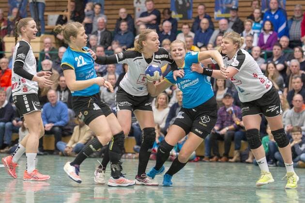 Jessica Oldenburg (Nr. 19, Buxtehuder SV) wird in die Zange genommen Buxtehuder SV vs Neckarsulmer Union Buxtehude Niedersachsen Deutschland SZ Nord Copyright: xAgentur54Gradx xThomasxSobczakx