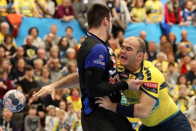 v.li.: Bence Banhidi (Szeged, 27), Rafael Baena Gonzalez (RNL, 16), Zweikampf, Duell, duel, tackle, tackling, Dynamik, Action, Aktion, Handball, Champions League, Rhein-Neckar Löwen - MOL Pick Szeged,