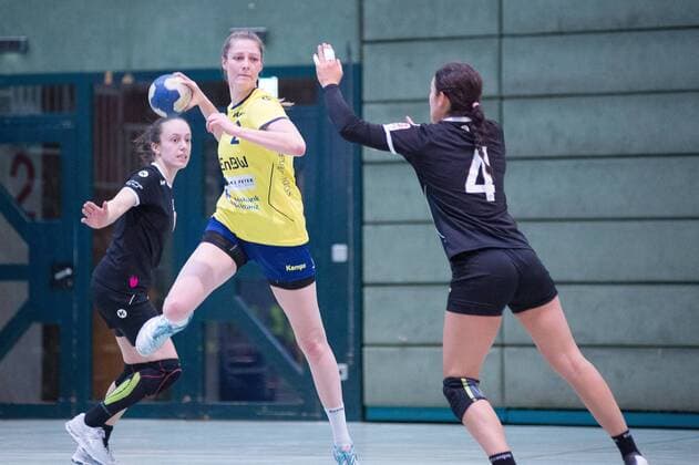 Denise Lizureck 02 (SV Allensbach), Torschuss, Dynamik, TuS Metzingen 2 gegen SV Allensbach, Handball, 3. Bundesliga Staffel Sued, Damen, Saison 2017 2018, 11.02.2018, Metzingen Copyright: xEIBNER NicolasxWoernx EP_NWN
