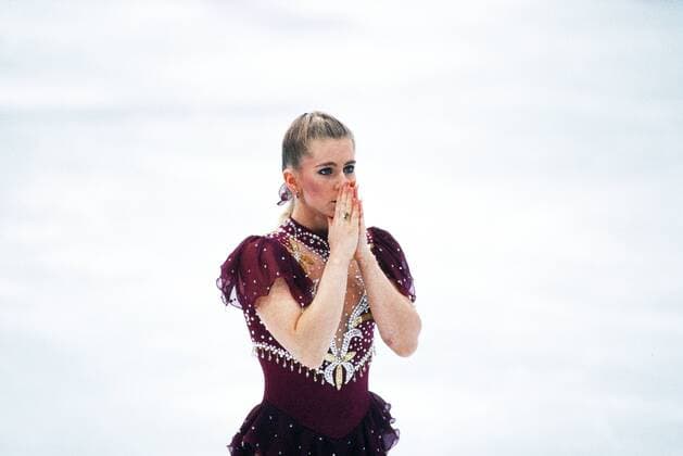 Tonja Harding geb.12.211.1970 ist eine frühere US-amerikanische Eiskunstläuferin sie machte zunächst durch außergewöhnliche sportliche Leistungen auf sich aufmerksam schon als 12jährige zeigt sie einen dreifachen Lutz und mit knapp 17 springt sie als erste Frau einen dreifachen Axel in einem Wettbewerb aber es fehlt ihr an Ausstrahlung und Glamour den versprüht ihreshübsche Konkurrentin Nancy Kerrigan Harding ist dann in ein bezahltes Attentat gegen Kerrigan verwickelt mit einer Rohrstange zertrümmert ein Bezahlter Kerrigans Knie Tonja Harding wird gesperrt und erstreitet eine Teilnahme an der Olympiade Lillehammer wo sie auf Rang 8 landet und entnervt das Eis verläßt (Foto) *** Tonya Harding give 12 211 1970 is a former US American figure skater she made first by exceptional sporting achievements to carefully as 12 years shows a triple Lutz and with just 17, she jumps a triple first woman Axel in competition, but it s ihreshübsche competitor Nancy Kerrigan Harding lacks the charisma and glamour sprayed a paid is smashed in a paid assassination attempt against Kerrigan then involved with a tube Kerrigan s knee is Tonya Harding locked and take part in the Olympic Games of Lillehammer, where she lands on rank 8 and unnerved obtains the ice leaves photo