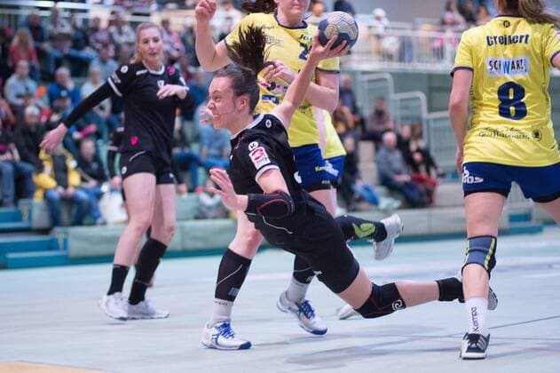 Miriam Welser 09 (TUS Metzingen 2), Torschuss, Dynamik, TuS Metzingen 2 gegen SV Allensbach, Handball, 3. Bundesliga Staffel Sued, Damen, Saison 2017 2018, 11.02.2018, Metzingen Copyright: xEIBNER NicolasxWoernx EP_NWN