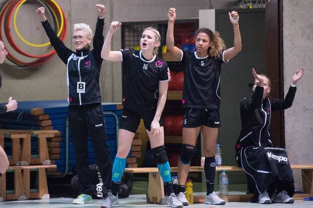 Delaila Amega 05 (TuS Metzingen 2), Annika Ingenpass 16 (TuS Metzingen 2), Team, Jubel, Emotionen Siegfreude, Torjubel, Erfolg, Freude, TuS Metzingen 2 gegen SV Allensbach, Handball, 3. Bundesliga Staffel Sued, Damen, Saison 2017 2018, 11.02.2018, Metzingen Copyright: xEIBNER NicolasxWoernx EP_NWN