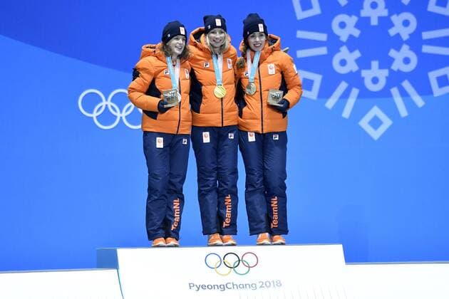 Bilder des Tages - SPORT 11-02-2018 ALGEMEEN: MEDAL PLAZA OLYMPISCHE SPELEN: Olympic Games Olympische Spiele Olympia OS PEYONGCHANG 2018 Vlnr Ireen Wust (JustLease.nl) , Carlijn Achtereekte en Antoinette de Jong Foto: Sander Chamid xVIxVIxImagesx xSoenarxChamidxsportfotografiexIVx 10045244