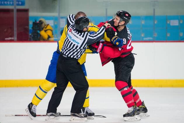 180212 Patrik Hersley of Sweden in a fight with Rob Klinkhammer of Canada during the Men s Ice hockey Eishockey International Friendly Länderspiel match between Sweden and Canada during day three of the 2018 Winter Olympics on February 12, 2018 in Incheon. Photo: Petter Arvidson BILDBYRN kod PA 91961 Copyright: PETTERxARVIDSON BB180212PA057