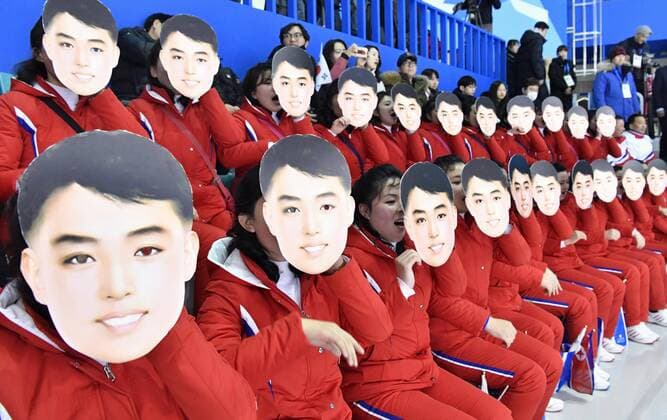 Bilder des Tages - SPORT Pyeongchang Olympics North Korean cheerleaders cheer the unified Korean team ahead of its women s preliminary round Ice hockey Eishockey game against Switzerland in Gangneung, South Korea, at the Pyeongchang Winter Olympics on Feb. 10, 2018. 