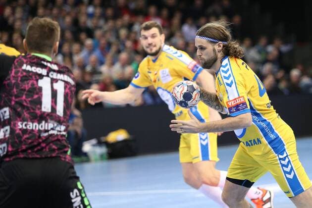 Flensburg, 11.02.18, Handball, VELUX EHF Champions League, Saison 2017 2018, Gruppenphase, SG Flensburg-Handewitt - PGE Vive Kielce : Dean Bombac (KS Kielce, 44), Michal Jurecki (KS Kielce, 05) , Lasse Svan Hansen (SG Flensburg-Handewitt, 11) Flensburg Schleswig-Holstein Deustchland Flens-Arena Copyright: xAgentur54Gradx xSpeedphotosx