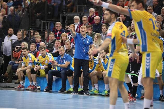 Flensburg, 11.02.18, Handball, VELUX EHF Champions League, Saison 2017 2018, Gruppenphase, SG Flensburg-Handewitt - PGE Vive Kielce : Talant Dujszebajew (KS Kielce, Trainer) gestikuliert Flensburg Schleswig-Holstein Deustchland Flens-Arena Copyright: xAgentur54Gradx xSpeedphotosx