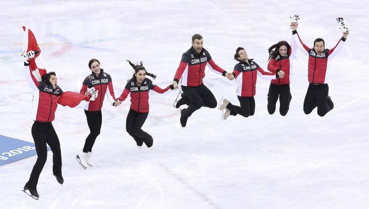 (180212) -- PYEONGCHANG, Feb. 12, 2018 -- Team Canada celebrate after winning the Figure skating Eiskunstlauf team event at the 2018 PyeongChang Winter Olympic Games Olympische Spiele Olympia OS in Gangneung Ice Arena, South Korea, on Feb. 12, 2018. Canada won the gold medal with 73 points in total. ) (SP)OLY-SOUTH KOREA-PYEONGCHANG-FIGURE SKATING-TEAM EVENT HanxYan 