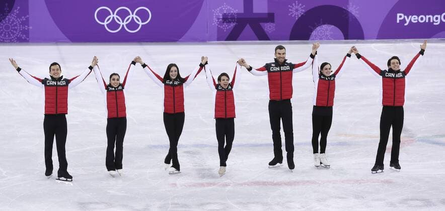 (180212) -- PYEONGCHANG, Feb. 12, 2018 -- Team Canada celebrate after winning the Figure skating Eiskunstlauf team event at the 2018 PyeongChang Winter Olympic Games Olympische Spiele Olympia OS in Gangneung Ice Arena, South Korea, on Feb. 12, 2018. Canada won the gold medal with 73 points in total. ) (SP)OLY-SOUTH KOREA-PYEONGCHANG-FIGURE SKATING-TEAM EVENT HanxYan 
