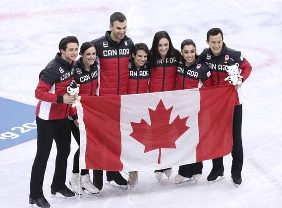 (180212) -- PYEONGCHANG, Feb. 12, 2018 -- Team Canada celebrate after winning the Figure skating Eiskunstlauf team event at the 2018 PyeongChang Winter Olympic Games Olympische Spiele Olympia OS in Gangneung Ice Arena, South Korea, on Feb. 12, 2018. Canada won the gold medal with 73 points in total. ) (SP)OLY-SOUTH KOREA-PYEONGCHANG-FIGURE SKATING-TEAM EVENT HanxYan 