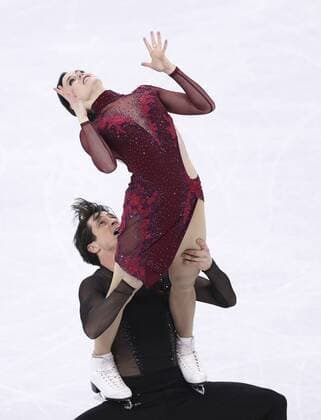 (180212) -- PYEONGCHANG, Feb. 12, 2018 -- Canada s Tessa Virtue (Top) and Scott Moir compete during the ice dance free dance of Figure skating Eiskunstlauf team event at the 2018 PyeongChang Winter Olympic Games Olympische Spiele Olympia OS in Gangneung Ice Arena, South Korea, on Feb. 12, 2018. Team Canada won the gold medal of figure skating team event with 73 points in total.) (SP)OLY-SOUTH KOREA-PYEONGCHANG-FIGURE SKATING-TEAM EVENT HanxYan 