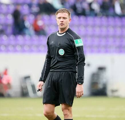 Aue, 11.02.2018, Erzgebirgsstadion, Fussball, 2.Bundesliga, 22.Spieltag , FC Erzgebirge Aue vs. FC Ingolstadt 0:0 , Im Bild; Schiedsrichter Robert Schröder Schroeder. , *** Aue 11 02 2018 Erzgebirgsstadion Football 2 22 Bundesliga game day FC Erzgebirge Aue vs FC Ingolstadt 0 0 pictured referee Robert Schröder Schroeder