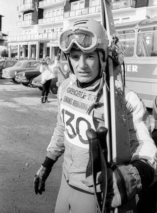 16.02.1967 , Internationale Skiwoche in Grenoble : Der spätere dreifache Olympiasieger Jean Claude Killy (Frankreich) mit Ski in der Stadt *** 16 02 1967 international ski week in Grenoble of the later triple Olympic champion Jean Claude Killy France with ski in the city HM