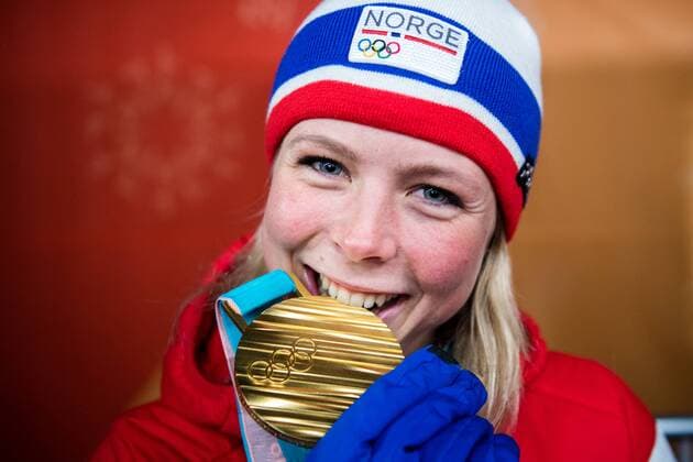 Bilder des Tages - SPORT 180213 Maren Lundby of Norway, gold, at the medal ceremony for the Women s Ski jumping Skispringen Ski nordisch during day four of the 2018 Winter Olympics on February 13, 2018 in Pyeongchang. Photo: Jon Olav Nesvold BILDBYRAN kod JE 160160 Copyright: JONxOLAVxNESVOLD BB180213JE063