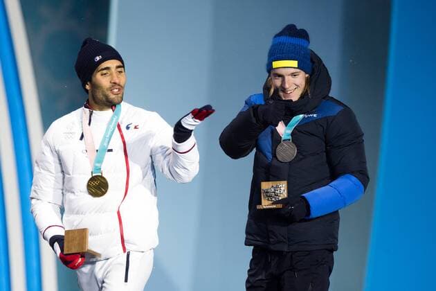 180213 Martin Fourcade of France, Gold, and Sebastian Samuelsson of Sweden, silver, at the medal ceremony for the Men s Biathlon 12,5 km Pursuit during day four of the 2018 Winter Olympics on February 13, 2018 in Pyeongchang. Photo: Jon Olav Nesvold BILDBYRAN kod JE 160160 Copyright: JONxOLAVxNESVOLD BB180213JE095