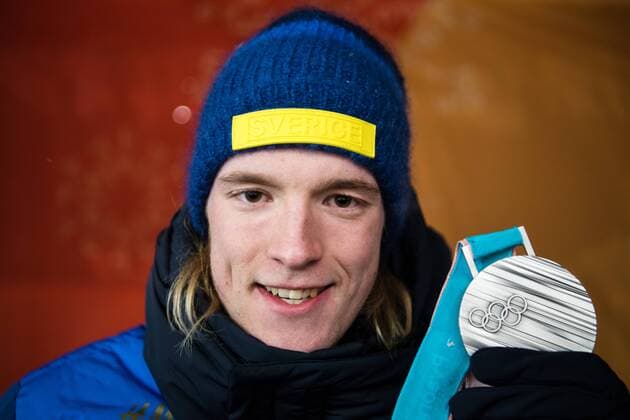 Bilder des Tages - SPORT 180213 Sebastian Samuelsson of Sweden, silver, at the medal ceremony for the Men s Biathlon 12,5 km Pursuit during day four of the 2018 Winter Olympics on February 13, 2018 in Pyeongchang. Photo: Jon Olav Nesvold BILDBYRN kod JE 160160 Copyright: JONxOLAVxNESVOLD BB180213JE096