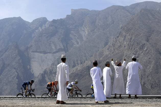 Themen der Woche - SPORT MUSCAT, SULTANATE OF OMAN - FEBRUARY 13 : DUNNE Conor of Aqua Blue VAN GOETHEM Brian of Roompot - Nederlandse Loterij, PERICHON Pierre-Luc of Fortuneo - Samsic, FARAZIJN Maxime of Sport Vlaanderen - Baloise during stage 1 of the 9th edition of the 2018 Tour of Oman cycling race, a stage of 162.5 kms between Nizwa and Sultan Qaboos University on February 13, 2018 in Muscat, Sultanate Of Oman, 13 02 2018 CYCLISME : Tour De Oman - Etape 1 - Muscat - 13 02 2018 PhotoNews Panoramic 