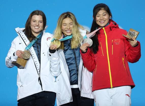 (180213) -- PYEONGCHANG, Feb. 13, 2018 -- Gold medalist Chloe Kim (C) from the United States, silver medalist China s Liu Jiayu (R) and bronze medalist Arielle Gold of the United States pose for photos during the medal ceremony of ladies halfpipe finals of snowboard at the 2018 PyeongChang Winter Olympic Games Olympische Spiele Olympia OS at the Medal Plaza in PyeongChang, South Korea, on Feb. 13, 2018. ) (SP)OLY-SOUTH KOREA-PYEONGCHANG-SNOWBOARD-LADIES HALFPIPE-MEDAL CEREMONY BaixXuefei 