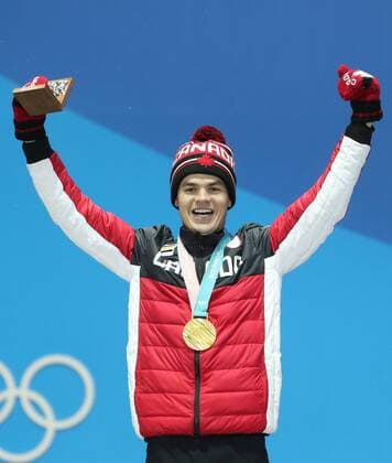 Bilder des Tages - SPORT (180213) -- PYEONGCHANG, Feb. 13, 2018 -- Champion Mikael Kingsbury from Canada celebrates during the medal ceremony of men s moguls event of freestyle skiing at 2018 PyeongChang Winter Olympic Games Olympische Spiele Olympia OS at the Medal Plaza in PyeongChang, South Korea, on Feb. 13, 2018. ) (SP)OLY-SOUTH KOREA-PYEONGCHANG-FREESYTLE SKIING-MEN S MOGULS-MEDAL CEREMONY BaixXuefei 