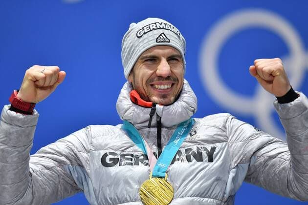 Themen der Woche - SPORT Arnd PEIFFER (GER), mit Goldmedaille, Medaille, 1. Platz, Goldmedaillengewinner, Gold, Goldmedaille, Olympiasieger, Biathlon Men*s 10 km Sprint, Sprint der Maenner, Siegerehrung, Victory Ceremony, PyeongChang Olympic Medals Plaza am 13.02.2018. Olympische Winterspiele 2018, vom 09.02. - 25.02.2018 in PyeongChang Suedkorea. *** Arnd PEIFFER GER with gold medal medal 1 place gold medalist gold medal Olympic champion biathlon men * s 10 km Sprint Sprint of men victory ceremony PyeongChang Olympic medals Plaza ceremony on 13 02 2018 Winter Olympics 2018 from 09 02 25 02 2018 in PyeongChang of South Korea