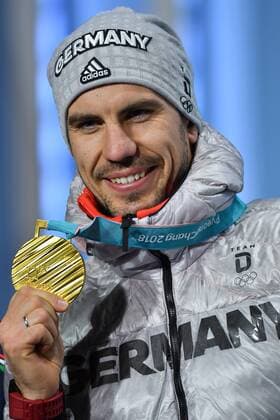 Arnd PEIFFER (GER), mit Goldmedaille, Medaille, 1. Platz, Goldmedaillengewinner, Gold, Goldmedaille, Olympiasieger, Biathlon Men*s 10 km Sprint, Sprint der Maenner, Siegerehrung, Victory Ceremony, PyeongChang Olympic Medals Plaza am 13.02.2018. Olympische Winterspiele 2018, vom 09.02. - 25.02.2018 in PyeongChang Suedkorea.
