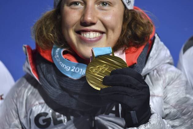 Laura DAHLMEIER (GER), 1. Platz, Goldmedaillengewinnerin, Gold, Goldmedaille, Olympiasiegerin, Jubel, jubelt, Freude, Begeisterung, Emotion, jubeln, cheers, mit Goldmedaille, Medaille Biathlon Women s 10 km Pursuit, Verfolgung der Frauen. Siegerehrung, Victory Ceremony, PyeongChang Olympic Medals Plaza am 13.02.2018. Olympische Winterspiele 2018, vom 09.02. - 25.02.2018 in PyeongChang Suedkorea. Â *** Laura DAHLMEIER GER 1 square gold medallist gold gold medal Olympic champion cheers cheers joy enthusiasm emotion cheer cheers gold medal medal biathlon women s 10 km pursuit pursuit women victory ceremony PyeongChang Olympic ceremony Medals Plaza on 13 02 2018 Winter Olympics 2018 from 09 02 25 02 2018 in PyeongChang Korea Â