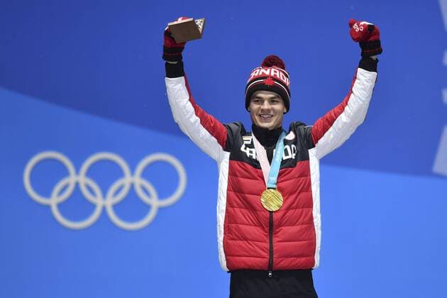 Mikael KiNGSBURY, CAN, 1. Platz, Goldmedaillengewinner, Gold, Goldmedaille, Olympiasieger, Jubel, jubelt, Freude, Begeisterung, Emotion, jubeln, cheers, Ski Freestyle, Men s Moguls, Buckelpiste, Siegerehrung, Victory Ceremony, PyeongChang Olympic Medals Plaza am 13.02.2018. Olympische Winterspiele 2018, vom 09.02. - 25.02.2018 in PyeongChang Suedkorea. Â