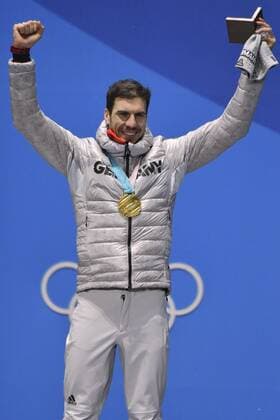 Bilder des Tages - SPORT PEIFFER Arnd Team GER bei der Siegerehrung Olympiasieger 10km Sprint Männer Olympic Wintergames 2018 Pyeongchang South Korea Olympische Winterspiele 2018 Pyeongchang 13.Februar 2018