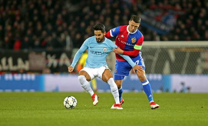 FC Basel - Manchester City Schweiz, Basel, 13.02.2018, Fussball, Champions League, Saison 2017 2018, Achtelfinale, Hinspiel, FC Basel - Manchester City: v.l. Ilkay Gündogan (Manchester City), Marek Suchy (FC Basel).