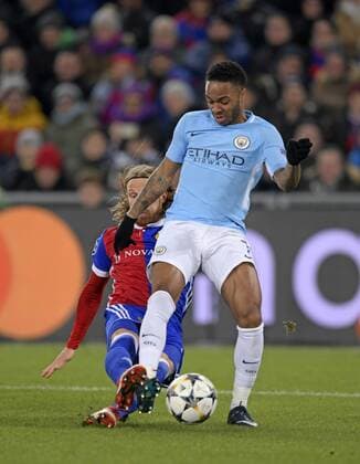 13.02.2018, Fussball UEFA Champions League 2017 2018, Achtelfinale, FC Basel - Manchester City, im St-Jakobs-Park Stadion in Basel (Schweiz). Michel Lang (FC Basel) gegen Raheem Sterling (Manchester City)