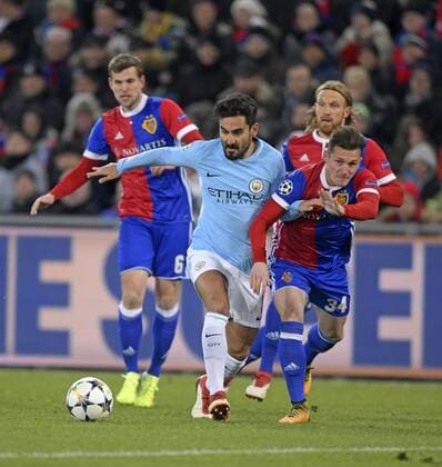 13.02.2018, Fussball UEFA Champions League 2017 2018, Achtelfinale, FC Basel - Manchester City, im St-Jakobs-Park Stadion in Basel (Schweiz). v.li: Ilkay Gündogan (Manchester City) gegen Taulant Xhaka (FC Basel)