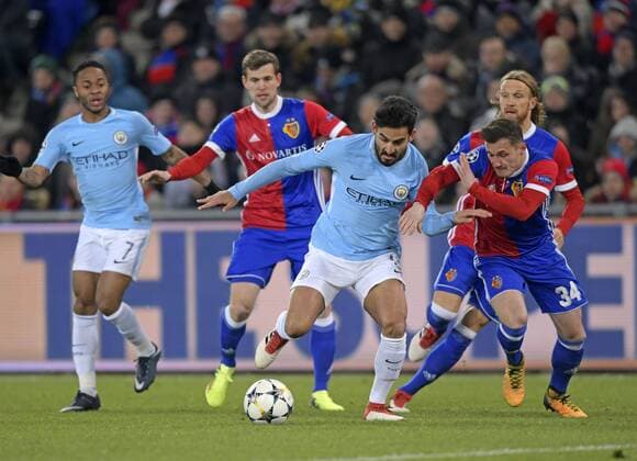 13.02.2018, Fussball UEFA Champions League 2017 2018, Achtelfinale, FC Basel - Manchester City, im St-Jakobs-Park Stadion in Basel (Schweiz). v.li: Ilkay Gündogan (Manchester City) gegen Taulant Xhaka (FC Basel)