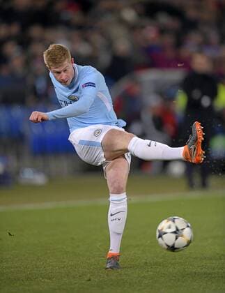 13.02.2018, Fussball UEFA Champions League 2017 2018, Achtelfinale, FC Basel - Manchester City, im St-Jakobs-Park Stadion in Basel (Schweiz). Kevin de Bruyne (Manchester City) Schuss.