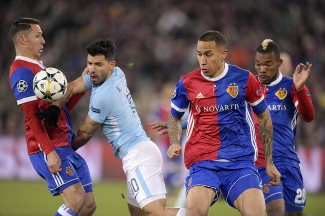 13.02.2018, Fussball UEFA Champions League 2017 2018, Achtelfinale, FC Basel - Manchester City, im St-Jakobs-Park Stadion in Basel (Schweiz). v.li: Marek Suchy (FC Basel), Sergio Agüero (Manchester City), Leo Lacroix (FC Basel).
