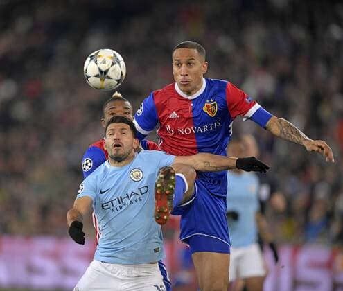 13.02.2018, Fussball UEFA Champions League 2017 2018, Achtelfinale, FC Basel - Manchester City, im St-Jakobs-Park Stadion in Basel (Schweiz). v.li: Sergio Agüero (Manchester City), Leo Lacroix (FC Baswel).