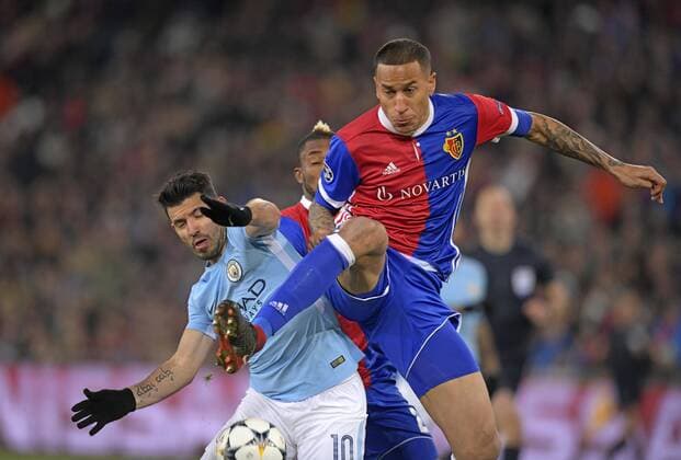 13.02.2018, Fussball UEFA Champions League 2017 2018, Achtelfinale, FC Basel - Manchester City, im St-Jakobs-Park Stadion in Basel (Schweiz). v.li: Sergio Agüero (Manchester City), Leo Lacroix (FC Baswel).