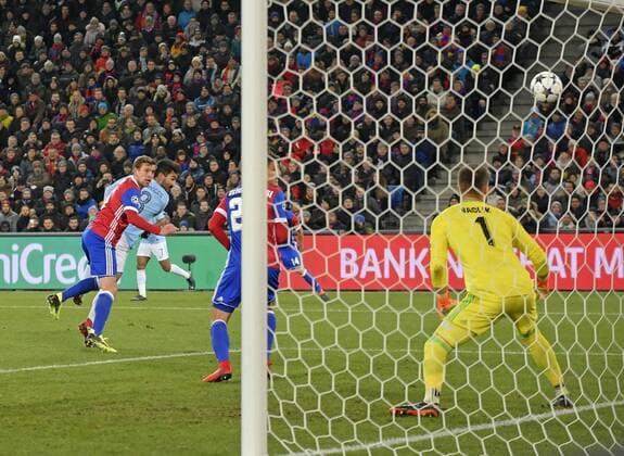 Bilder des Tages - SPORT 13.02.2018, Fussball UEFA Champions League 2017 2018, Achtelfinale, FC Basel - Manchester City, im St-Jakobs-Park Stadion in Basel (Schweiz). Ilkay Gündogan (2.v.li, Manchester City) erzielt hier das Tor zum 1:0 gegen Torwart Tomas Vaclik (re, FC Basel).