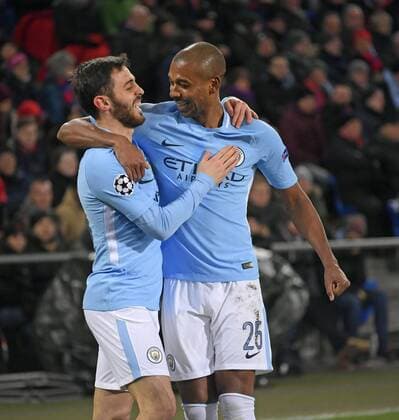 13.02.2018, Fussball UEFA Champions League 2017 2018, Achtelfinale, FC Basel - Manchester City, im St-Jakobs-Park Stadion in Basel (Schweiz). Torjubel Bernardo Silva (li, Manchester City) mit Fernandinho (Manchester City)