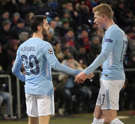 13.02.2018, Fussball UEFA Champions League 2017 2018, Achtelfinale, FC Basel - Manchester City, im St-Jakobs-Park Stadion in Basel (Schweiz). Torjubel Bernardo Silva (li, Manchester City) mit Kevin de Bruyne (Manchester City),.