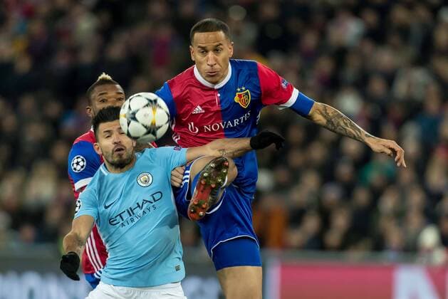 Bilder des Tages - SPORT Basel, Schweiz 13.02.2018, UEFA Champions League - 2017 18 Season, Achtelfinale, FC Basel - Manchester City, Sergio Agueero (MNC) und Leo Lacroix (FCB) im Zweikampf ( DeFodi507