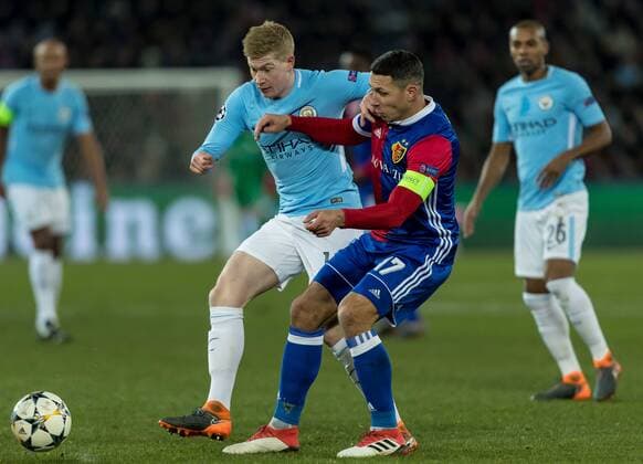 Basel, Schweiz 13.02.2018, UEFA Champions League - 2017 18 Season, Achtelfinale, FC Basel - Manchester City, Kevin De Bruyne (MNC) und Marek Suchy (FCB) im Zweikampf ( DeFodi507
