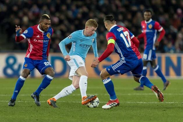 Basel, Schweiz 13.02.2018, UEFA Champions League - 2017 18 Season, Achtelfinale, FC Basel - Manchester City, Geoffroy Serey Die (FCB) Marek Suchy (FCB) und Kevin De Bruyne (MNC) im Zweikampf ( DeFodi507