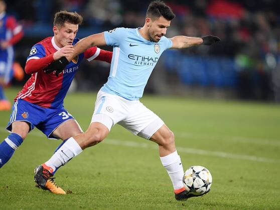 FUSSBALL CHAMPIONS LEAGUE SAISON 2017 2018 Achtelfinal Hinspiel FC Basel - Manchester City 13.02.2018 Sergio Agueero (re, Manchester City) gegen Taulant Xhaka (li, FC Basel) Basel